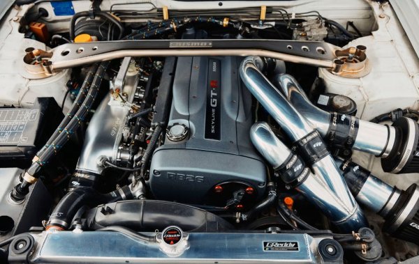 Другата съществена корекция е под капака, където оригиналните турбокомпресори са заменени с гигантски Garrett. С тях двигателят няма моменталния моменталния въртящ момент на днешните чудовища с малки турбокомпресори и рано идващи пикове, но пък удря с мощен тласък, когато нещата се задействат. Освен това, подмяната е довела и до промяна в конските сили - вместо оригиналните 276, колата вече има... около 600. 
